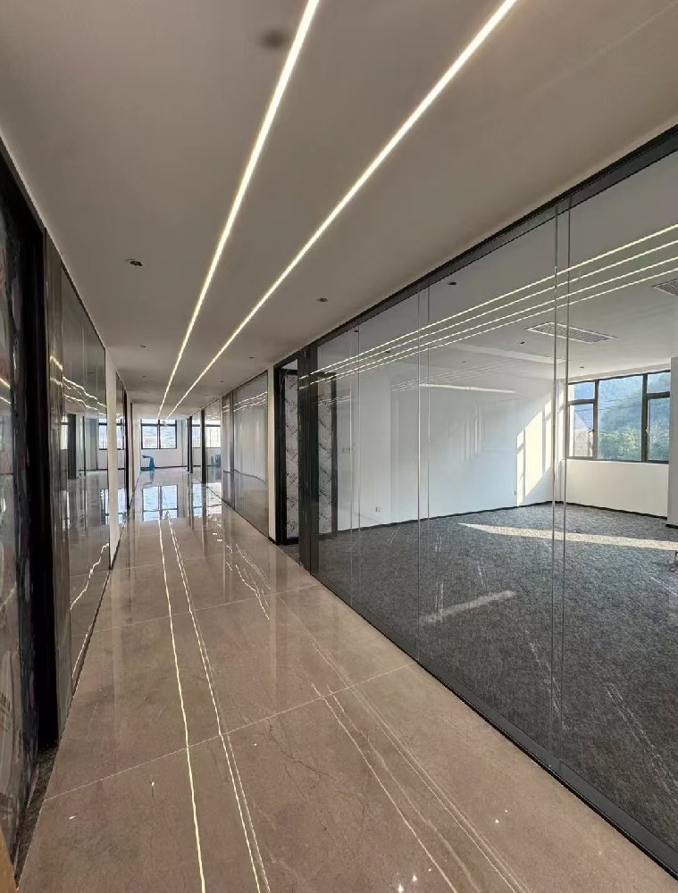 Panoramic double glass partition